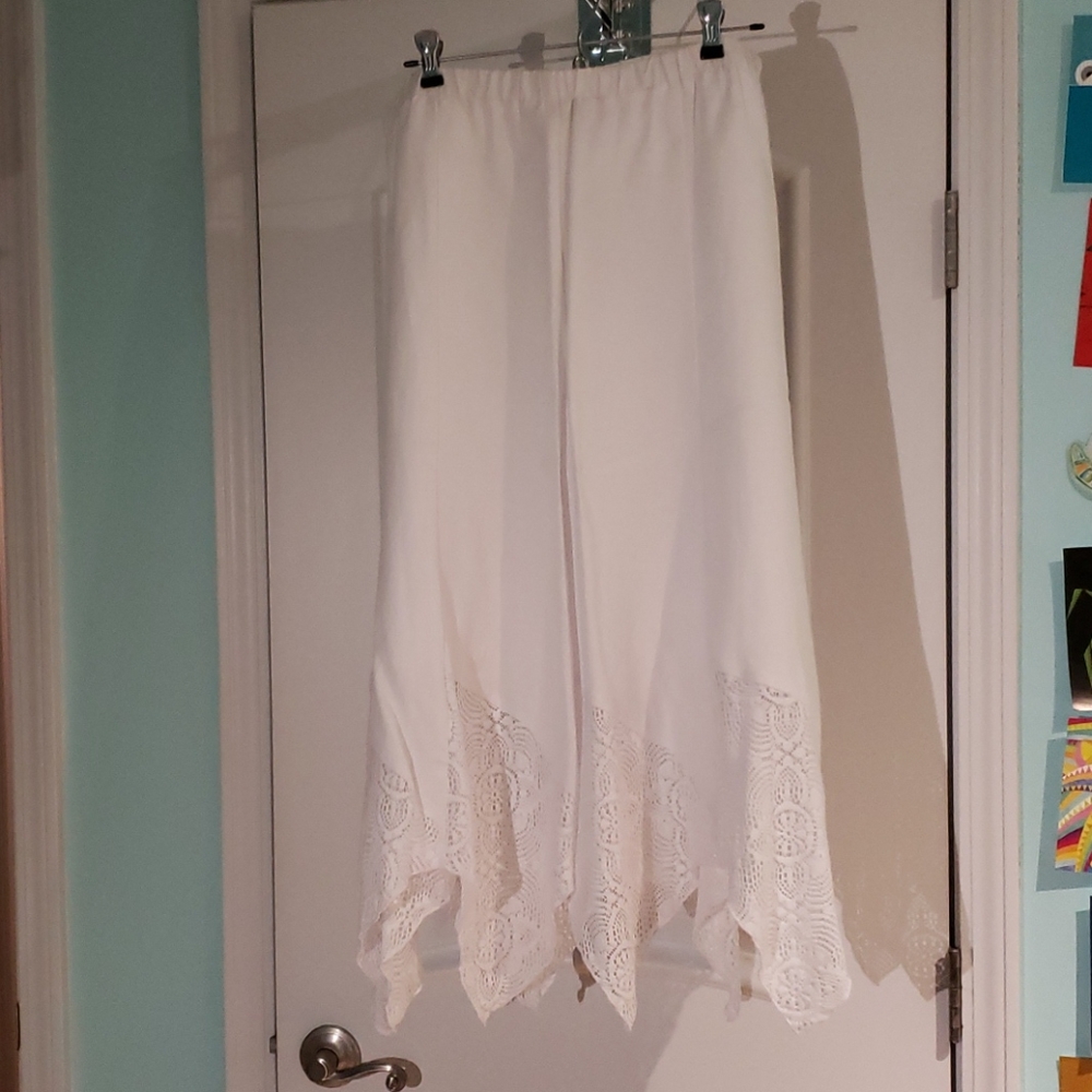 NWT linen/rayon shark tooth lace hem skirt